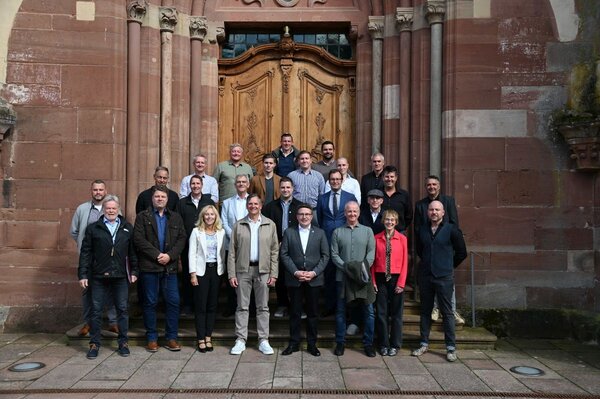 Die F�hrungsriege der Niederstettener Heeresflieger zu Gast im Kloster Bronnbach: Landrat Christoph Schauder und Erster Landesbeamter Florian Busch haben gemeinsam mit den Dezernentinnen und Dezernenten des Landratsamtes Main-Tauber-Kreis die F�hrungsriege des Transporthubschrauberregiments 30 aus Niederstetten in Bronnbach empfangen.