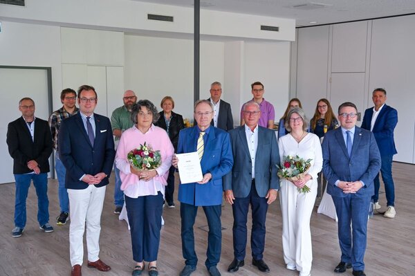 Zwischen Abschied und Neubeginn: Landrat Christoph Schauder (r.) und Erster Landesbeamter Florian Busch (l.) haben den langj�hrigen Leiter des Abfallwirtschaftsbetriebs Main-Tauber Dr. Walter Scheckenbach (3.v.l.) in den Ruhestand verabschiedet sowie seinen Nachfolger Stefan Rauch (3.v.r.) willkommen gehei�en.