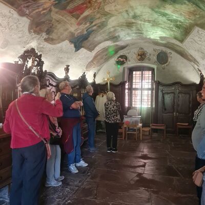 Sie liegt im Verborgenen und nur wenige haben Zutritt: Die Sakristei in der Klosterkirche. Im Rahmen der Sakristeif&uuml;hrung konnten die Besucherinnen und Besucher sich umschauen und das imposante Deckengem&auml;lde bestaunen. 