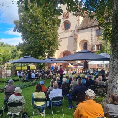 Auch zum letzten Konzert der "Blasmusik am Sonntag"-Reihe mit den Tauberfranken-Musikanten kamen wieder viele Zuh&ouml;rerinnen und Zuh&ouml;rer in den Bronnbacher Abteigarten. Im n&auml;chsten Jahr kehrt die beliebte Veranstaltungsreihe zur&uuml;ck. 