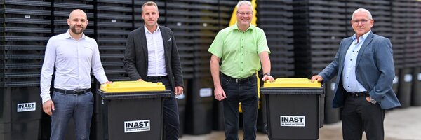 ber die Einfhrung der Gelben Tonne im Main-Tauber-Kreis ab dem Jahr 2026 freuen sich (von links) vom beauftragten Unternehmen INAST der Standortleiter Tauberbischofsheim, Fabian Schmitt, und Geschftsfhrer Rouven Schaller sowie vom Abfallwirtschaftsbetrieb Main-Tauber-Kreis der stellvertretende Leiter Michael Schinnagel und Betriebsleiter Stefan Rauch.