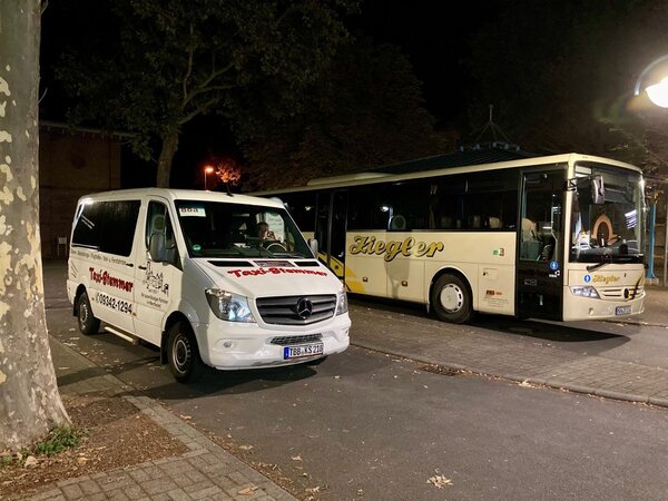 Ein Bus der Abendbus-Linie 88a am ZOB in Lauda: Der Fahrplan ist insbesondere an den Zugankunftszeiten in Crailsheim und Lauda ausgerichtet. 