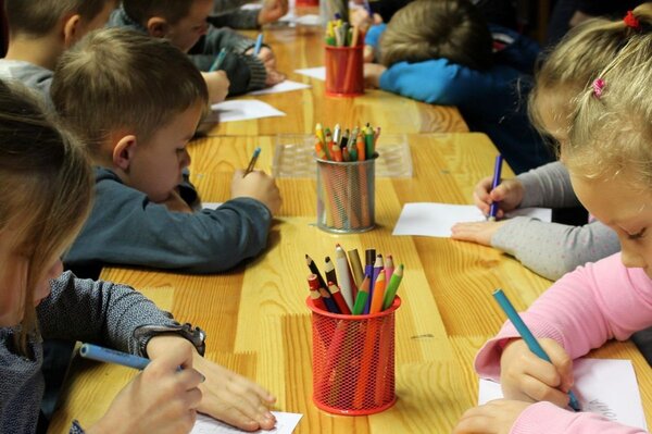 Zeichnende Kinder: Ab August 2026 wird der Anspruch auf ganztägige Bildung und Betreuung ab der ersten Klassenstufe stufenweise eingeführt.