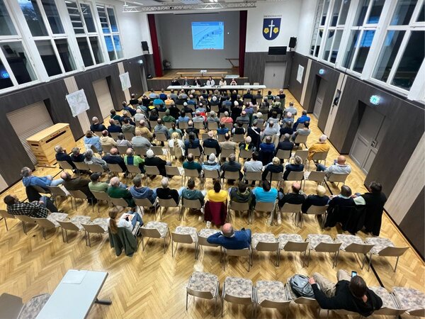 Die Teilnehmerinnen und Teilnehmer der Flurbereinigung Wertheim-Sachsenhausen (Wald) informierten sich auf der Teilnehmerversammlung zum aktuellen Stand der Flurneuordnung. 