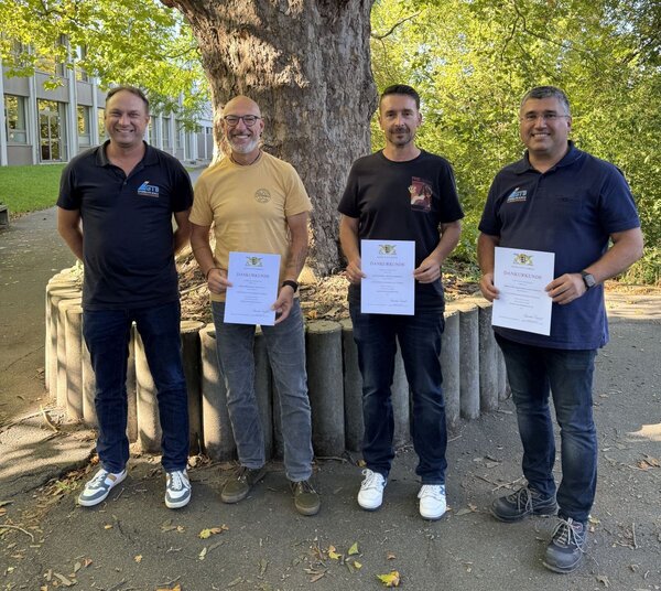 75 Jahre Erfahrung im Schuldienst: Ralf Scherer (v.l.n.r.), Schulleiter der Gewerblichen Schule Tauberbischofsheim, zeichnete k�rzlich die Lehrkr�fte Stefan Schulz, Thorsten Goldschmitt und Frank Wagenblast f�r ihr 25-Jahr-Dienstjubil�um aus.