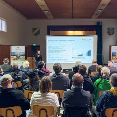 Rund 50 Teilnehmer informierten sich bei der Veranstaltung "Photovoltaik lohnt sich - jetzt aktiv werden" der Energieagentur Main-Tauber-Kreis zum Thema Freiflchen-Photovoltaik-Anlagen. 