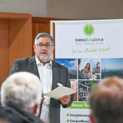 Geschftsfhrer Martin Krupp ging auf das Potential von PV-Freiflchen-Anlagen ein und stellte die Beratungs- und Untersttzungsmglichkeiten der Energieagentur Main-Tauber-Kreis vor.