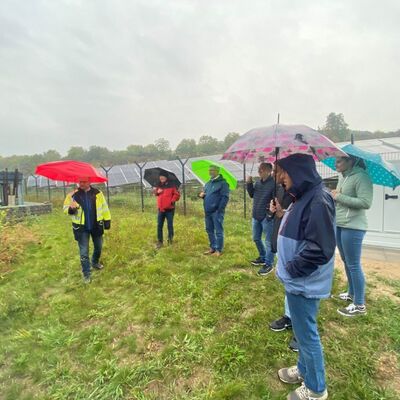 Im Anschluss an die Fachvortrge wurde die PV-Freiflchen-Anlage des Zweckverbands Wasserversorgung Mittlere Tauber besichtigt. 