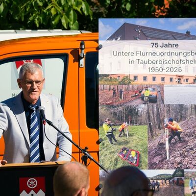 Der Leiter des Vermessungs- und Flurneuordnungsamtes, Werner R�ger, gab einen R�ckblick auf die vergangenen 25 Jahre in der Flurneuordnung.