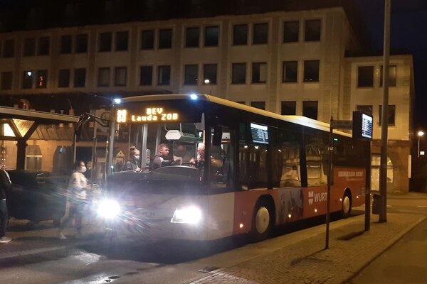 Ein Bus der Abendbus-Linie 88b am ZOB in Bad Mergentheim: Der Fahrplan ist insbesondere an den Zugankunftszeiten in Crailsheim und Lauda ausgerichtet. 