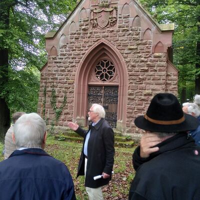 In der Georgskapelle im Park des Schl�sschens sind Mitglieder der F�rstenfamilie L�wenstein-Wertheim-Freudenberg bestattet. 