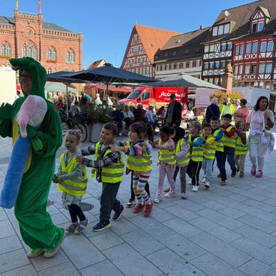 Das lebensgroße Zahnputzkrokodil tanzte mit den Kindern zum Zahnputzsong auf dem Marktplatz in Tauberbischofsheim.