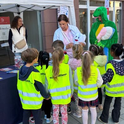 Kinder konnten an der Handpuppe "Kroko" die KAI-Zahnputzmethode üben. KAI steht für die Reihenfolge Kauflächen, Außenflächen, Innenflächen.
