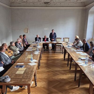Landrat Christoph Schauder (stehend) bei der Mitgliederversammlung des Freundeskreises Kloster Bronnbach: Er dankte f&uuml;r das Engagement des Vereins, ohne das viele Investitionen nicht m&ouml;glich gewesen w&auml;ren. 