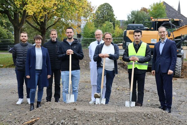 Die Verantwortlichen des Caritas-Krankenhauses beim Spatenstich f�r das neue Rechenzentrum in Bad Mergentheim (von links): Matija Spicko (IT), Projektleiterin Katharina Kuon, Direktor Unternehmenskultur Michael Raditsch, Teamleiter IT-Infrastruktur Sascha Gerntrup, �rztlicher Direktor Dr. Jochen Selbach, Pflegedirektor Frank Feinauer, Bauleiter DC-Datacenter-Group Burak Adibes und der Kaufm�nnische Direktor Jeremia Berschauer.
