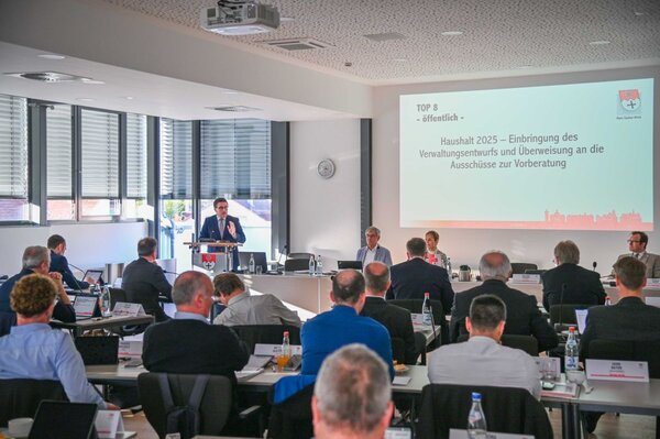 Das Foto zeigt Landrat Christoph Schauder bei der Haushaltseinbringung im Herbst 2024. 