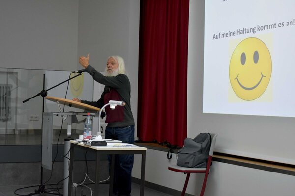 Winfried Klingler, Fachberater Unterrichtsgestaltung �bergangsbereich a.D., gab den Teilnehmern des AVdual-Forums wichtige Anregungen f�r einen motivierenden Unterricht. Jedes Jahr nehmen im Main-Tauber-Kreis mehr als 200 Sch�lerinnen und Sch�ler an dem Bildungsgang teil.