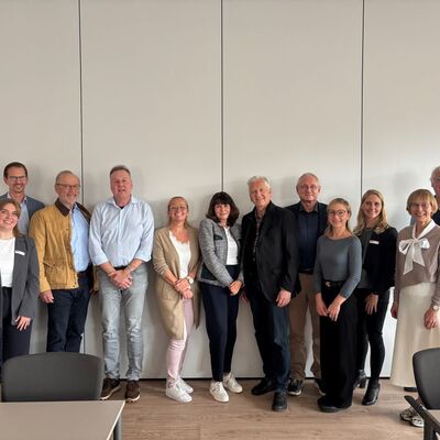 Der Lenkungskreis der Kommunalen Gesundheitskonferenz (von links): Laura H�gel, PD Dr. Dominik Bergis, Dr. Jochen Selbach, Sebastian Gerstenkorn, Nadine Veit (Vertretung), Monika Treppner, Dr. Gerhard Sch�der, Dr. Mathias J�hnel, Irina Klink, Mimmi Krimm, Elisabeth Krug und Leo H. K�hler. Auf dem Foto fehlen Dr. Ulrike Heesemann, Prof. Dr. Thomas Haak, Swantje Popp, Sabine Blaschka sowie J�rgen Heckmann.