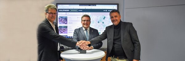 Symbolischer Start fr die neue Online-Brennholzplattform "Holzfinder" mit (von links) dem Leiter der Holzverkaufsstelle im Landratsamt, Uwe Renk, Landrat Christoph Schauder und dem zustndigen Dezernenten Torsten Hauck.