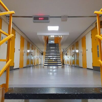 Flur und Treppe in der Untersuchungshaft: Der Alltag von Jugendlichen in der Justizvollzugsanstalt wurde den Schlerinnen und Schlern des BSZ Wertheim mit dem Prventionsprojekt "Bleib sauber, bleib stark" nhergebracht. 
