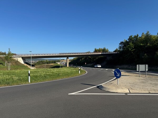 Die Feldwegbrcke an der B 290 bei Distelhausen, in Nachbarschaft zur neuen Straenmeisterei, muss neu gebaut werden. In diesem Zusammenhang finden von Dienstag, 20., bis Freitag, 24. Oktober, Erkundungsbohrungen statt. Die Bundesstrae muss hierfr nicht gesperrt werden.