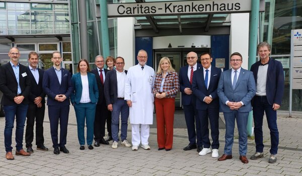 Bundesgesundheitsministerin Nina Warken zu Besuch im Caritas-Krankenhaus Bad Mergentheim mit den Verantwortlichen des Caritas-Krankenhauses und der BBT-Gruppe sowie den Vertretern der Politik (v.l.): Dr. Dirk Herold (stv. �rztl. Direktor), Michael Raditsch (Direktor Unternehmenskultur), Jeremia Berschauer (Kaufm�nnischer Direktor), Sabine Anspach (BBT-Gesch�ftsf�hrerin), Dr. Frank Zils (Sprecher der BBT-Gesch�ftsf�hrung, BBT-Regionalleiterin Dr. Ulrike Heesemann, Pflegedirektor Frank Feinauer, �rztlicher Direktor Dr. Jochen Selbach, Bundesgesundheitsministerin Nina Warken, Oberb�rgermeister Udo Glatthaar, Landtagsvizepr�sident Prof. Dr. Wolfgang Reinhart, Landrat Christoph Schauder, Frank Menikheim.