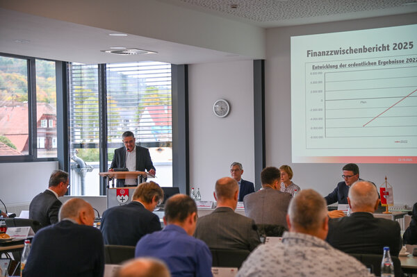 Dezernent Torsten Hauck stellte den Mitgliedern des Kreistags in der Sitzung am 22. Oktober den Finanzzwischenbericht 2025 vor. 