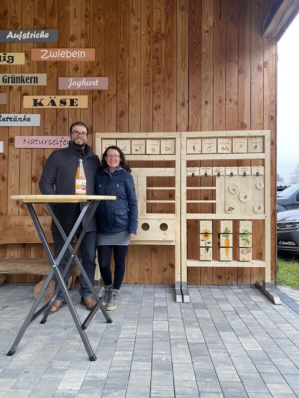 Das Foto zeigt Jenny und Matthias Heilig vor Ihrem Hofladen.