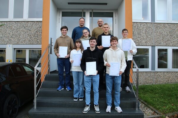 Digitale Kompetenzen erworben: Die Absolventinnen und Absolventen der ICDL-Pr�fung mit den Fachlehrern Ralf Scherer (h.l.) und Yannick Reinhart (h.r.).