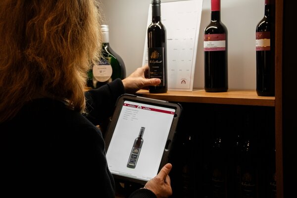 Mit der k�nstlichen Intelligenz �Vinolin� von den beiden Bad Mergentheimer Br�dern David und Simon Blank ist der Onlineshop der Vinothek Taubertal im Kloster Bronnbach um ein innovatives Tool erg�nzt worden. Der KI-basierte Sommelier unterst�tzt bei der Wahl des richtigen Weines.