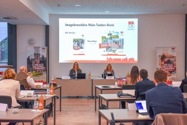 Vertreterinnen und Vertreter der Stdte und Gemeinden sowie Partner wirtschaftsnaher Institutionen bekamen whrend der Herbstarbeitssitzung 2025 der Kreiswirtschaftsfrderung einen Einblick in aktuelle und geplante Handlungsfelder