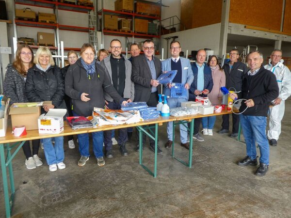 Zufriedene Gesichter am Ende der �bung: Das Veterin�ramt des Landratsamtes Main-Tauber-Kreis hat k�rzlich gemeinsam mit dem Ersten Landesbeamten Florian Busch (6.v.r.) den Ausbruch der Maul- und Klauenseuche simuliert. Der Bauhof in Creglingen wurde kurzerhand zu einem Logistikzentrum umfunktioniert.