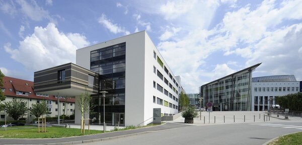Im Caritas-Krankenhaus in Bad Mergentheim wird es keine Streichungen beim Weihnachtsgeld und mindestens bis Jahresende auch keine sonstigen gehaltsbezogenen Ma�nahmen geben. Landrat Christoph Schauder begr��t die Entscheidung der BBT-Regionalleitung.