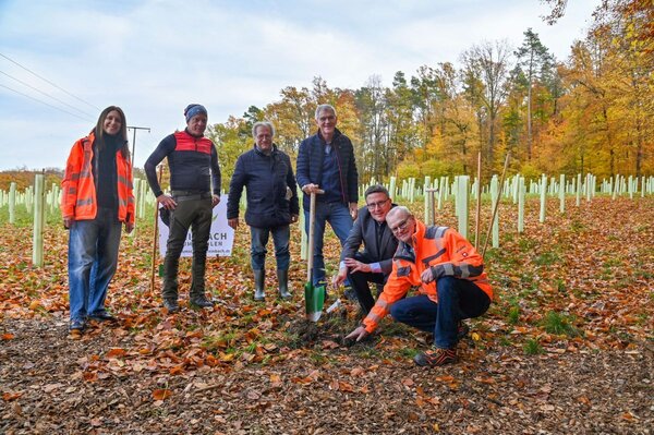 Bild vergr&ouml;&szlig;ern: Das Foto zeigt Hanna Kuznetsova (Projektleiterin Straßenbauamt), Einsatzleiter Uwe Choinowski und Geschäftsführer Peter Steinbach von den Forstbaumschulen Steinbach, und Technik-Dezernent Werner Rüger, Landrat Schauder und Straßenbauamtsleiter Markus Metz.