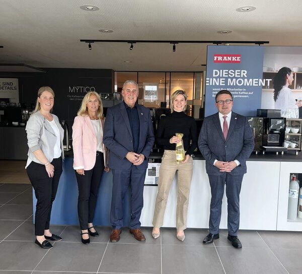 Christina Wenz (Stadt Grnsfeld), Dezernentin Ursula Mhleck, Brgermeister Joachim Markert, Geschftsfhrerin Melanie Aselmann und Landrat Christoph Schauder (von links) im Showroom der Franke Coffee Systems. 