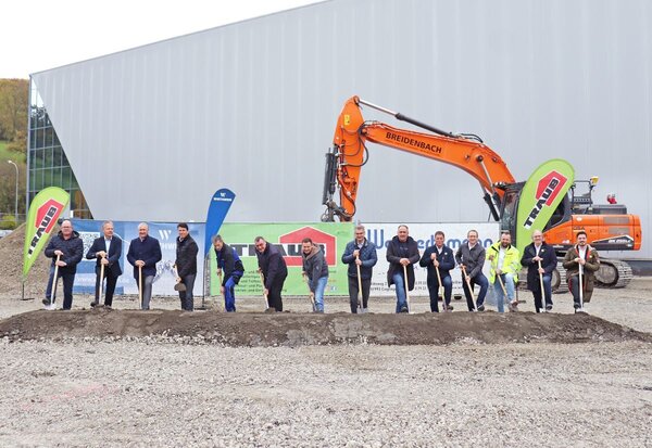 Der Spatenstich bei Wirthwein steht symbolisch fr das Bekenntnis des Familienunternehmens zum Stammsitz in Creglingen, in den kommenden drei Jahren wird umfangreich investiert.
v.l.: Projektleiter Neubau Heiko Oechsner, Werkleiter Dr. Ulrich Abele, Marcus Wirthwein, Sprecher des Vorstands und Vorstand Finanzen Dr. Ralf Zander, Instandhaltungsleiter Stefan Mark, Brgermeister Uwe Hehn, Stadtbauamtsleiter Jrgen Korb, Architekt Jochen Elsner, vom Bauunternehmen Wengertsmann Geschftsfhrer Rainer Wengertsmann und vom ausfhrenden Bauunternehmen Franz Traub die Herren Manfred Krafft, Matthias Beyrle, Martin Spitzer, Geschftsfhrer und Inhaber Franz Traub sowie Mitglied der Geschftsleitung Lukas Traub.