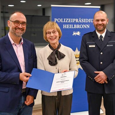 Wie Sparkassen-Mitarbeiter Mark Meisel einen Betrugsversuch durch ein falsches Gewinnversprechen verhinderte, schilderte Sozialdezernentin Elisabeth Krug und &uuml;berreichte ihm die Zivilcouragepreis-Urkunde, hier mit dem Polizeibeamten Johannes Wick.