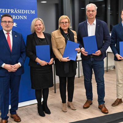 Landrat Christoph Schauder beschrieb, wie Drogerie-Mitarbeiterin Kadriye Ursu und die Kunden Sonja Maria, Matthias und Aaron Geiger einen r&auml;uberischen Diebstahl vereitelten. Mit im Bild die Gesch&auml;ftsf&uuml;hrerin des F&ouml;rdervereins AkS, Sandra H&uuml;gel.