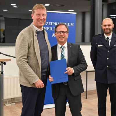 Durch Vort&auml;uschung von Liebe wurde eine 68-J&auml;hrige um 62.000 Euro gebracht. Weiterer Schaden dank des beherzten Eingreifens von Sparkassen-Mitarbeiterin Elisabeth Hutsu verhindert werden. Sie wurde bei der Feier durch den stellvertretenden Vorstandsvorsitzenden Wolfgang Reiner vertreten, hier mit B&uuml;rgermeister Joachim D&ouml;ffinger und dem Polizeibeamten Johannes Wick.