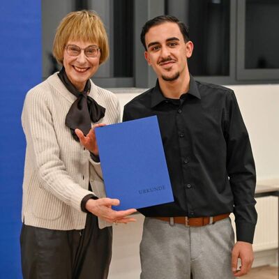 Sozialdezernentin Elisabeth Krug zeigte sich beeindruckt davon, wie der damals 15-j&auml;hrige Mohammed-Ali Fares sich daf&uuml;r einsetzte, dass es nicht zu weiteren K&ouml;rperverletzungen an einem sechsj&auml;hrigen Kind kam.