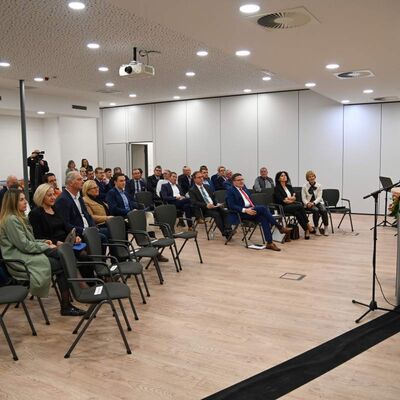 Die Feier zur Verleihung des Zivilcouragepreises, hier mit Polizeivizepr&auml;sident Markus Geistler am Rednerpult, fand im Sitzungssaal des Landratsamtes statt.