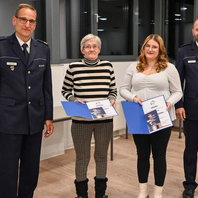 Polizeivizepr&auml;sident Markus Geistler zeichnete Waltraud Brigitte und Kathrin Eva Englerth f&uuml;r ihren mutigen Einsatz gegen einen r&auml;uberischen Diebstahl im Kaufland in Igersheim aus. Mit im Bild Polizeibeamter Johannes Wick.