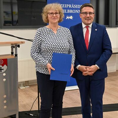 Dank des Einsatzes von Bankmitarbeiterin Ulrike Pleninger, der Landrat Christoph Schauder ihren Preis &uuml;berreichte, wurde im Rahmen eines versuchten "Enkeltricks" mit Schockanruf ein gro&szlig;er Verm&ouml;gensschaden verhindert.