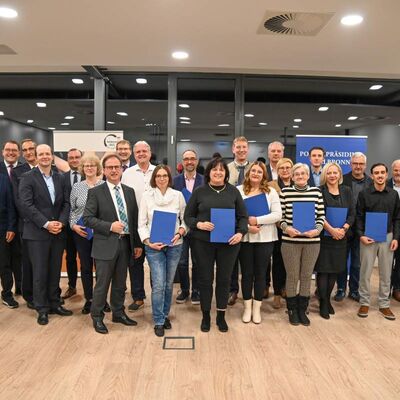 Die Preistr&auml;gerinnen und Preistr&auml;ger des Zivilcouragepreises 2025 mit den Vertreterinnen und Vertretern ihrer Wohnort-Kommunen, der Laudatorin und den Laudatoren sowie den Vertretern von Volksbank und Sparkasse, die im j&auml;hrlichen Wechsel die Preise zur Verf&uuml;gung stellen.