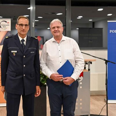 Polizeivizepr&auml;sident Markus Geistler ehrte den Volksbank-Mitarbeiter Kurt Kr&ouml;ttinger, dank dessen Einsatz verhindert werden konnte, dass ein 88-J&auml;hriger nach einem Schockanruf um 40.000 Euro betrogen wurde.