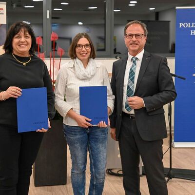 Barbara Hoch und Regina Zembsch wurden f&uuml;r ihren Einsatz bei einer Herz-Lungen-Wiederbelebung von B&uuml;rgermeister Joachim D&ouml;ffinger gew&uuml;rdigt.