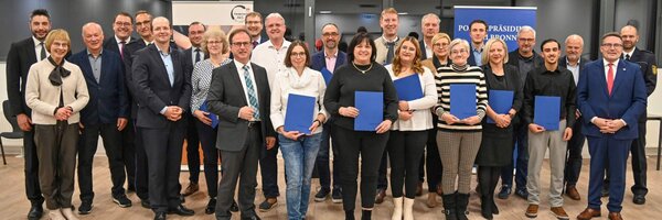 Das Foto zeigt die Preisträgerinnen und Preisträger des Zivilcouragepreises 2025 mit den Vertreterinnen und Vertretern ihrer Wohnort-Kommunen, der Laudatorin und den Laudatoren sowie den Vertretern von Volksbank und Sparkasse, die im jährlichen Wechsel die Preise zur Verfügung stellen.