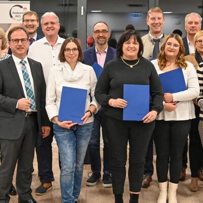 Das Foto zeigt die Preisträgerinnen und Preisträger des Zivilcouragepreises 2025 mit den Vertreterinnen und Vertretern ihrer Wohnort-Kommunen, der Laudatorin und den Laudatoren sowie den Vertretern von Volksbank und Sparkasse, die im jährlichen Wechsel die Preise zur Verfügung stellen.
