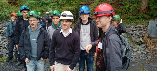 Bild vergr&ouml;&szlig;ern: Das Foto zeigt die Schülerinnen und Schüler mit Sicherheitshelmen beim Besuch eines Schieferbergwerks.
