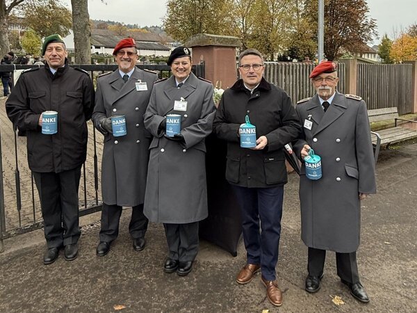 Landrat Christoph Schauder (zweiter von rechts) beteiligte sich mit Mitgliedern des Volksbundes bei der Sammlung an Allerheiligen auf dem Friedhof in Tauberbischofsheim.